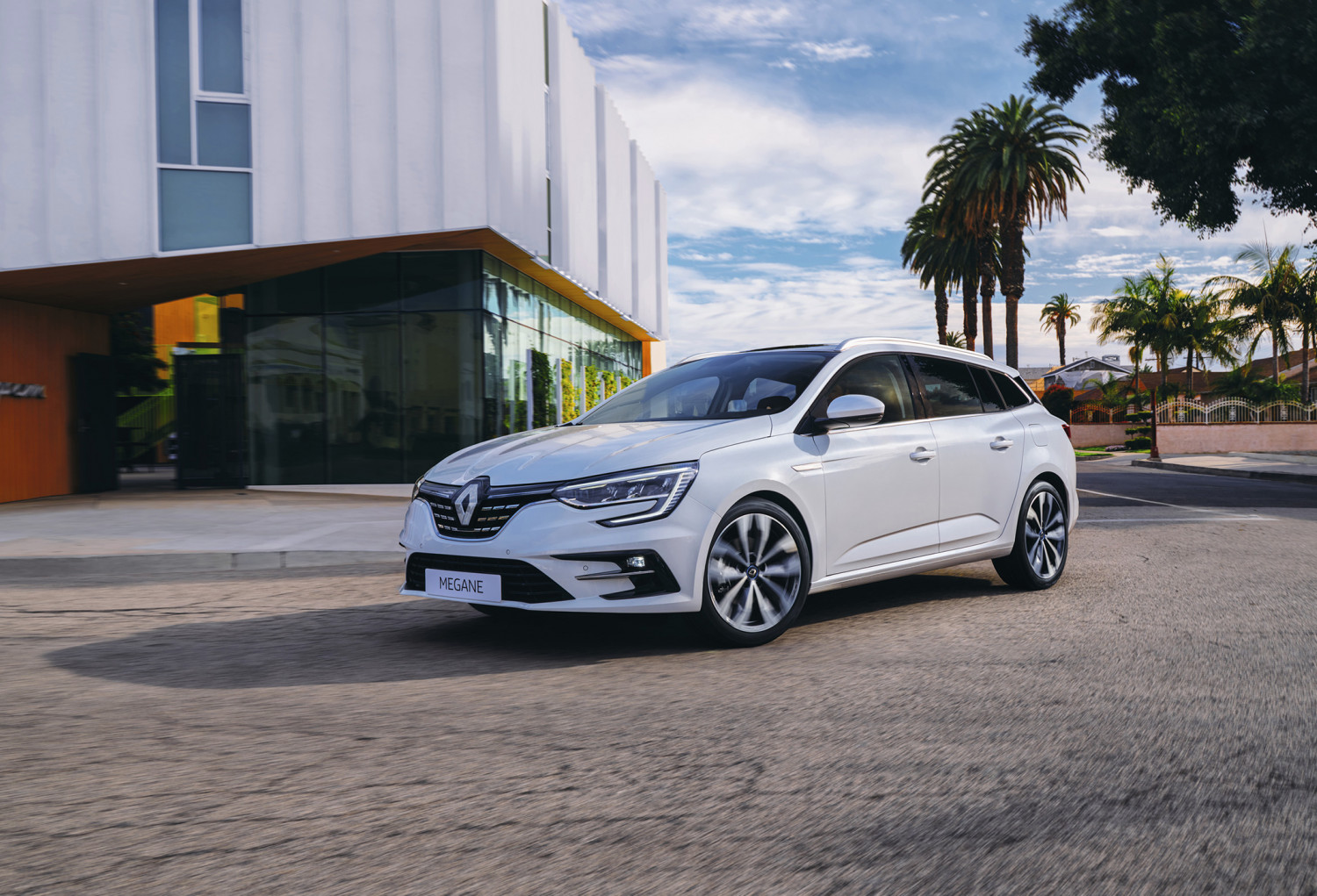 renault-megane-estate4-ph2-exterior-lifestyle-005